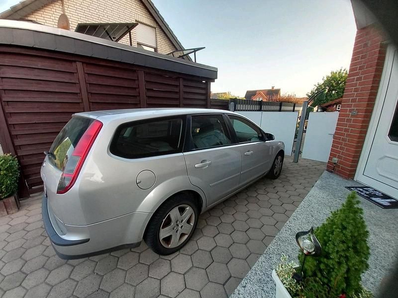 Grau Gebraucht 2007 Ford Focus Kombi | 500 € (Superpreis) - Bild 1/4