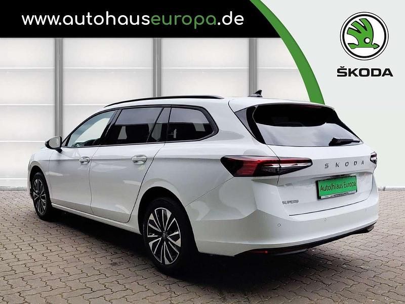 Neu Skoda Superb Selection 150 PS (110 kW) 2025 Kristallweiß uni Kombi