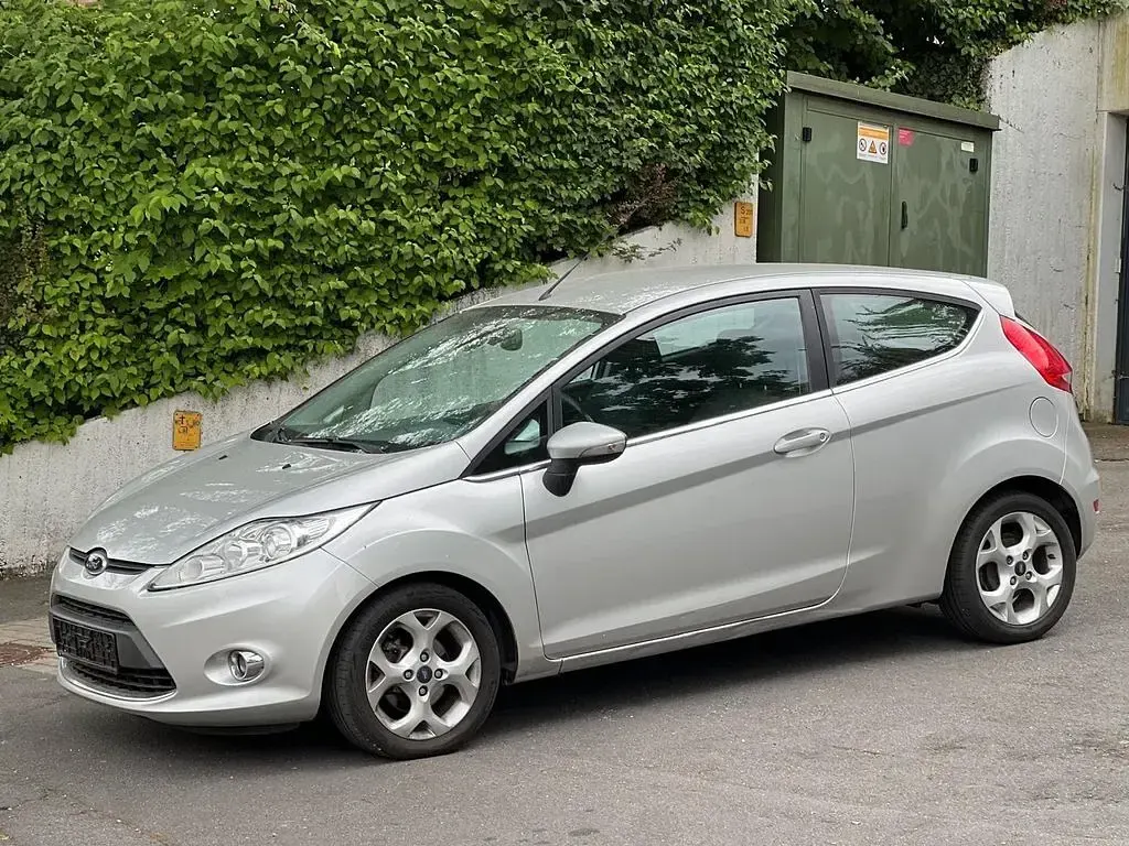 Gebraucht Ford Fiesta Titanium 82 PS (60 kW) 2009 Silber Limousine