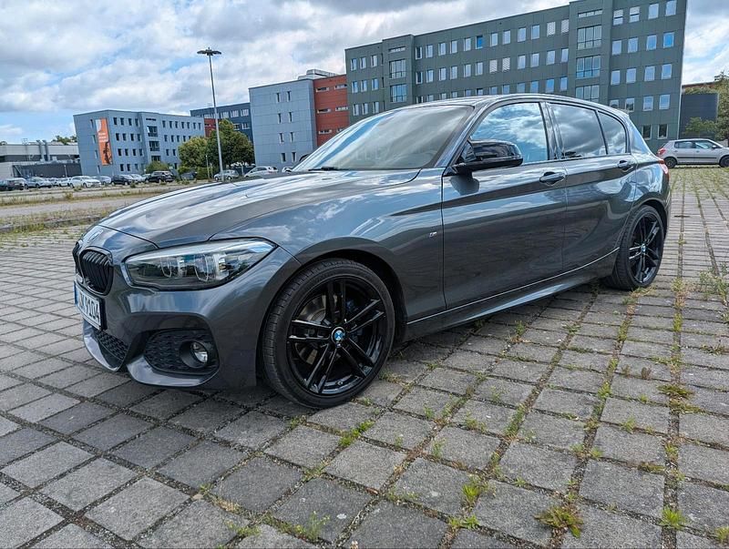Grau Gebraucht 2019 BMW 125 M Sport Kleinwagen | 26.400 € (Teuer) - Bild 1/4