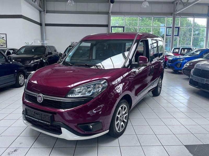 Rot Gebraucht 2022 Fiat Doblò Trekking Van / Kleinbus | 19.200 € (Fairer Preis) - Bild 1/4