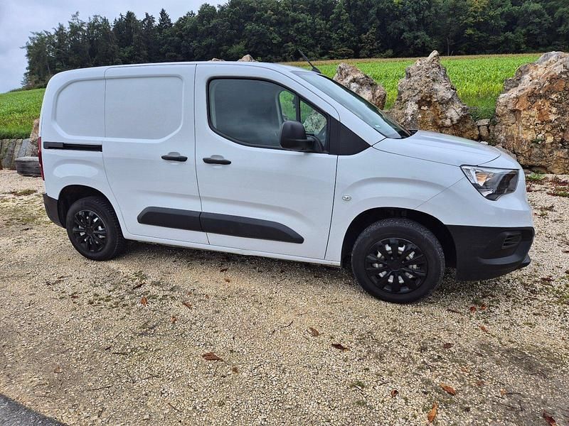 Weiß Gebraucht 2023 Opel Combo Van / Kleinbus | 14.250 € (Guter Preis) - Bild 1/4