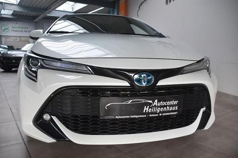 Weiß Gebraucht 2022 Toyota Corolla Hybrid Team Limousine | 22.880 € (Fairer Preis) - Bild 1/4