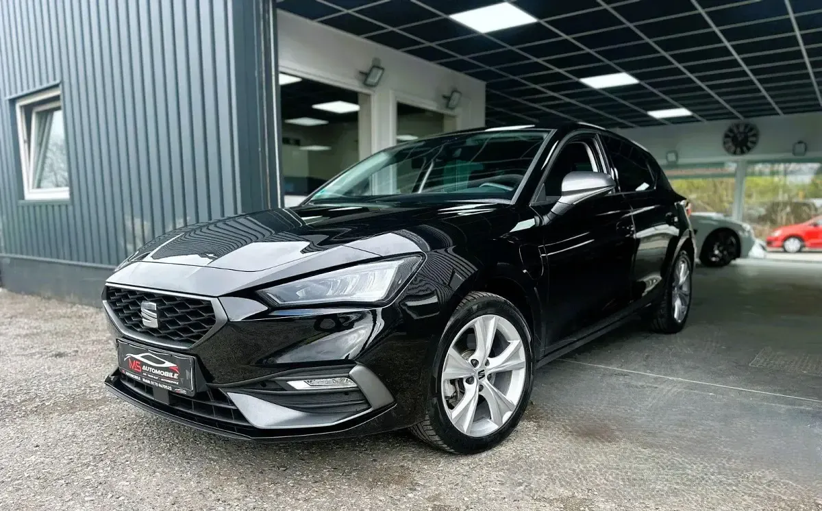 Usado Seat Leon FR 204 CV (150 kW) 2023 Negro Berlina