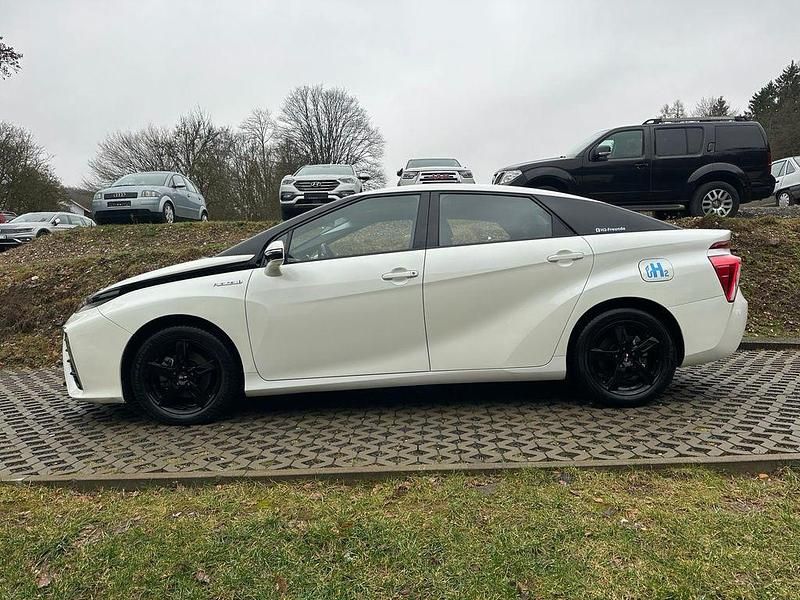 Weiß Gebraucht 2017 Toyota Mirai Limousine | 13.990 € (Teuer) - Bild 1/4