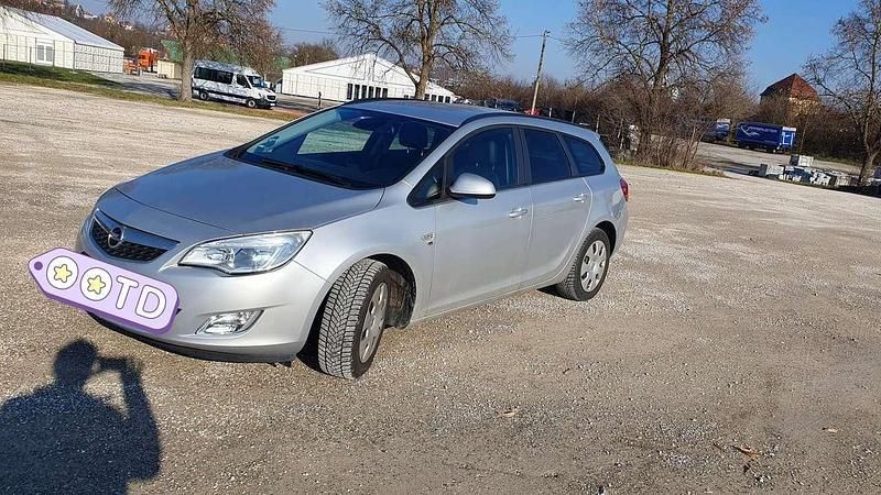 Gebraucht Opel Astra Edition 140 PS (102 kW) 2012 Silber Kombi