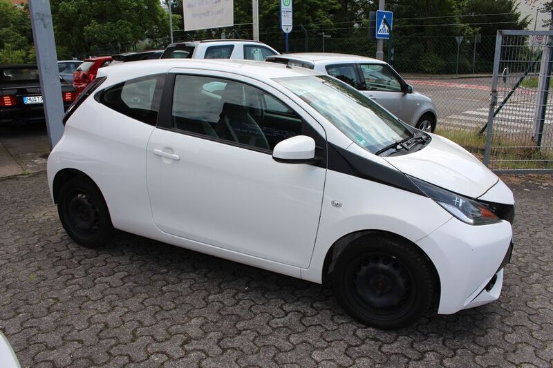 Weiß Gebraucht 2017 Toyota Aygo X-play Kleinwagen | 5.900 € (Guter Preis) - Bild 1/4