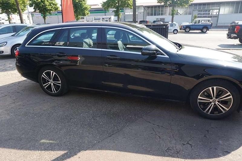 Gebraucht Mercedes E220 194 PS (142 kW) 2020 Ung. schwarz  unilack Kombi