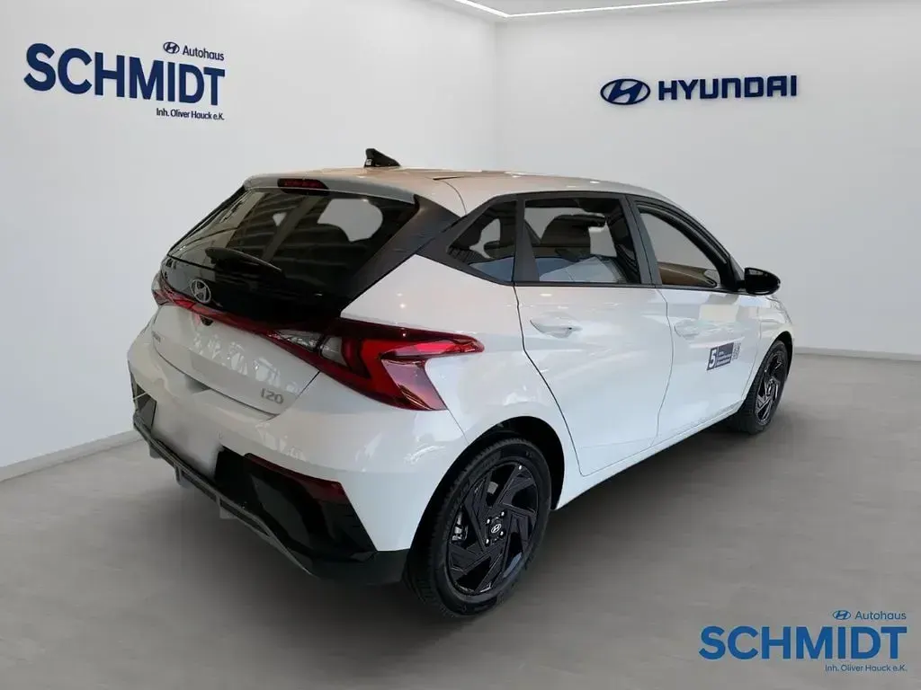 Neu Hyundai i20 Blackline 90 PS (66 kW) 2026 Weiss Kleinwagen