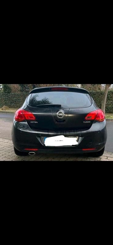 Gebraucht Opel Astra 140 PS (102 kW) 2012 Schwarz Limousine