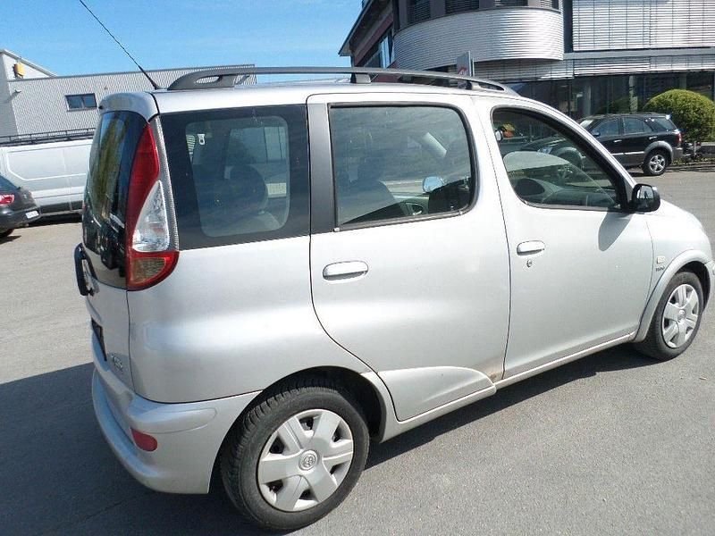 Gebraucht Toyota Yaris 84 PS (61 kW) 2005 Silber Kombi