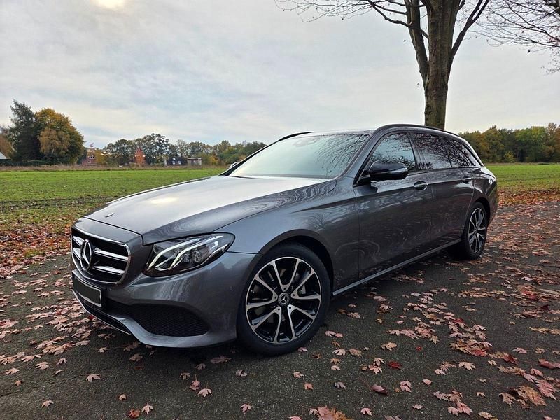 Grau Gebraucht 2017 Mercedes E220 Night Kombi | 26.990 € (Fairer Preis) - Bild 1/4