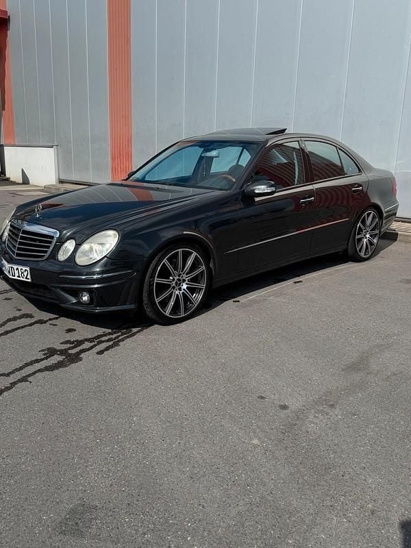 Grau Gebraucht 2002 Mercedes E500 Limousine | 7.999 € (Fairer Preis) - Bild 1/4
