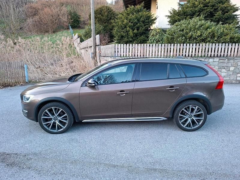 Gebraucht Volvo V60 CC 150 PS (110 kW) 2016 Braun Kombi