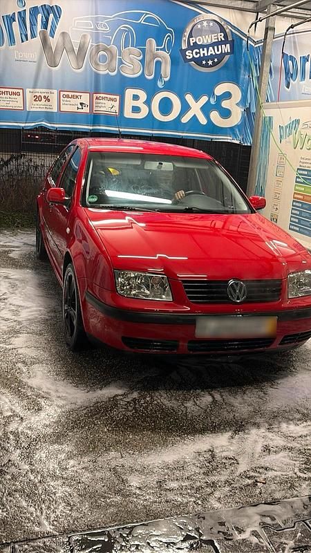 Usata VW Bora 105 CV (77 kW) 2000 Rosso Berlina