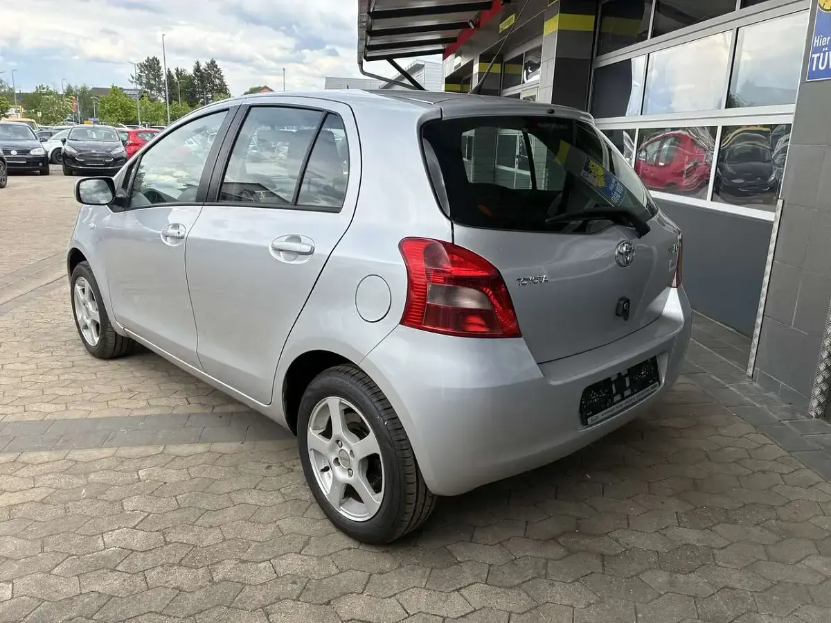 Gebraucht Toyota Yaris 87 PS (63 kW) 2009 Grau Kleinwagen