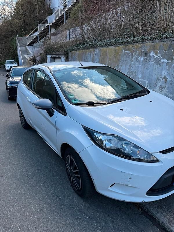 Gebraucht Ford Fiesta 60 PS (44 kW) 2010 Weiß Kleinwagen