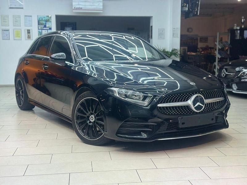 Nachtschwarz unilack Gebraucht 2019 Mercedes A180 AMG line Limousine | 21.500 € (Superpreis) - Bild 1/4