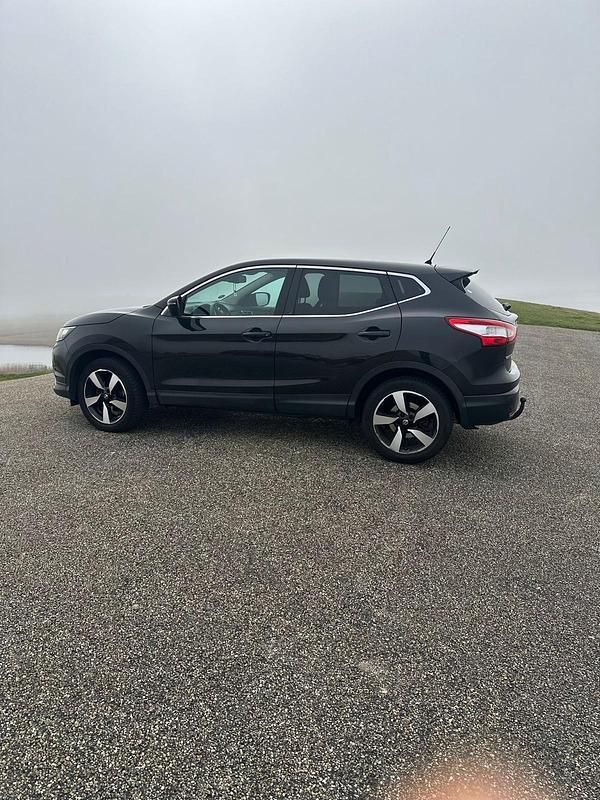 Gebraucht Nissan Qashqai 131 PS (96 kW) 2015 Schwarz SUV