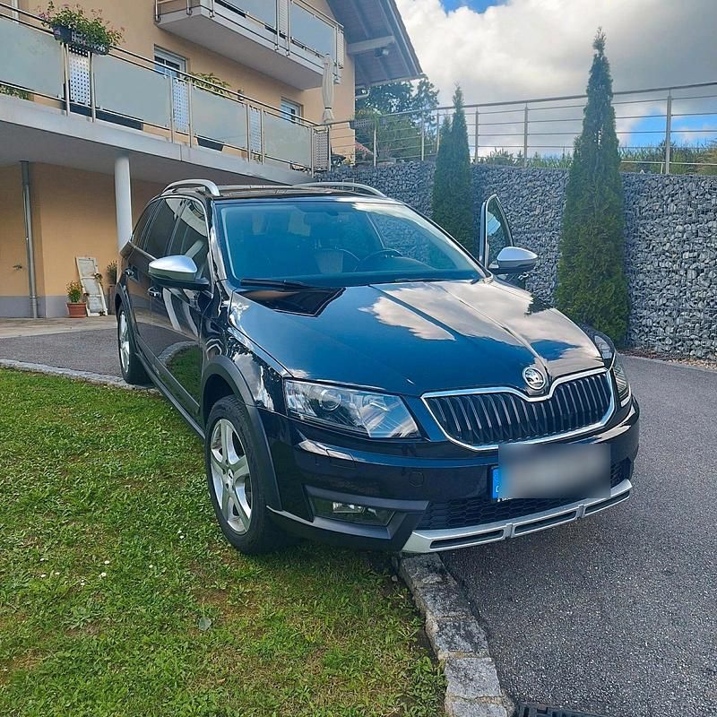Schwarz Gebraucht 2015 Skoda Octavia Scout Kombi | 9.950 € (Superpreis) - Bild 1/4