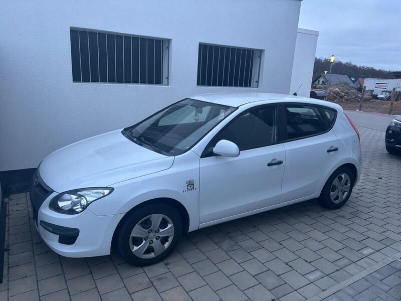 Weiß Gebraucht 2010 Hyundai i30 Classic Kombi | 2.500 € - Bild 1/4