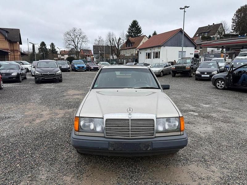 Gebraucht Mercedes E300 179 PS (131 kW) 1987 Gold Limousine