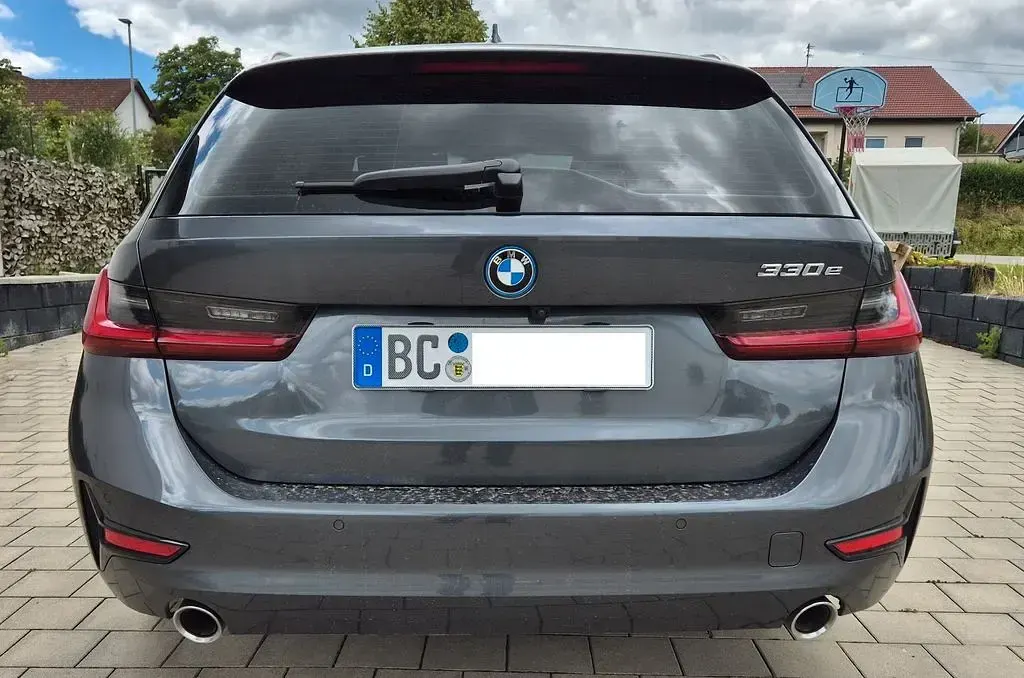 Gebraucht BMW 330e Advantage 292 PS (214 kW) 2021 Grau Kombi
