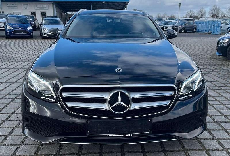 Gebraucht Mercedes E200 Avantgarde 184 PS (135 kW) 2017 Obsidianschwarz Kombi