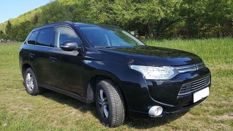 Schwarz Gebraucht 2014 Mitsubishi Outlander P-HEV SUV | 14.950 € (Fairer Preis) - Bild 1/4