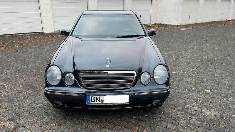 Blau Gebraucht 2001 Mercedes E220 Elegance Limousine | 4.999 € (Teuer) - Bild 1/4