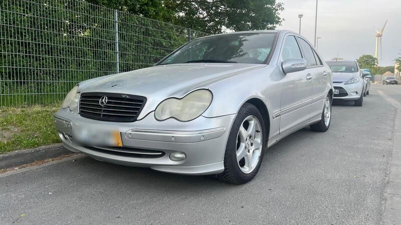 Silber Gebraucht 2004 Mercedes C220 Limousine | 2.100 € - Bild 1/4