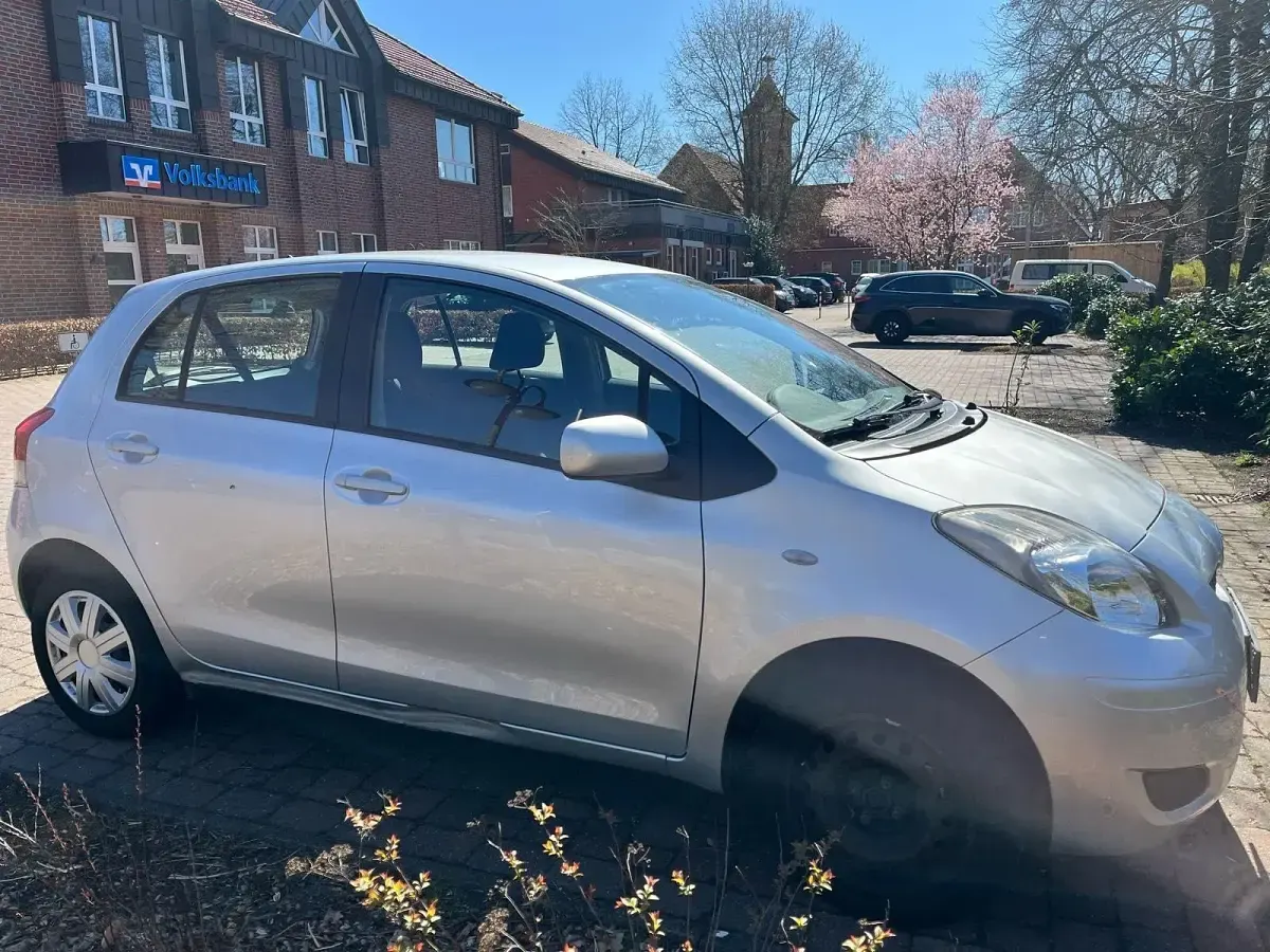 Gebraucht Toyota Yaris 69 PS (50 kW) 2011 Silber Kleinwagen