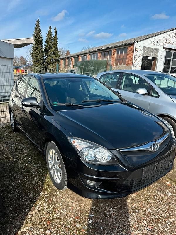 Gebraucht Hyundai i30 90 PS (66 kW) 2011 Schwarz Limousine