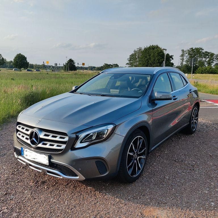 Grau Gebraucht 2018 Mercedes GLA200 Urban SUV | 19.900 € (Fairer Preis) - Bild 1/4