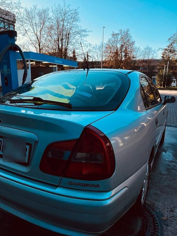 Grau Gebraucht 2001 Mitsubishi Carisma Kleinwagen | 1.100 € - Bild 1/4