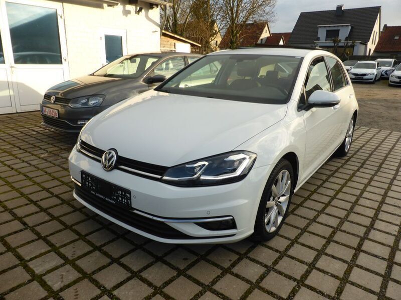 Weiß Gebraucht 2017 VW Golf VII Comfortline Limousine | 13.890 € (Fairer Preis) - Bild 1/4