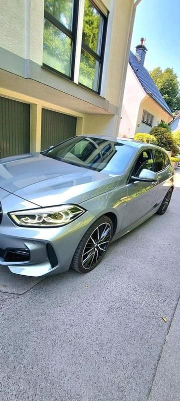 Grau Gebraucht 2022 BMW 120 Kleinwagen | 27.000 € - Bild 1/4