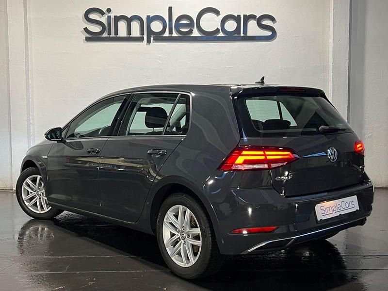 Gebraucht VW Golf VII Comfortline 131 PS (96 kW) 2019 Grau Limousine