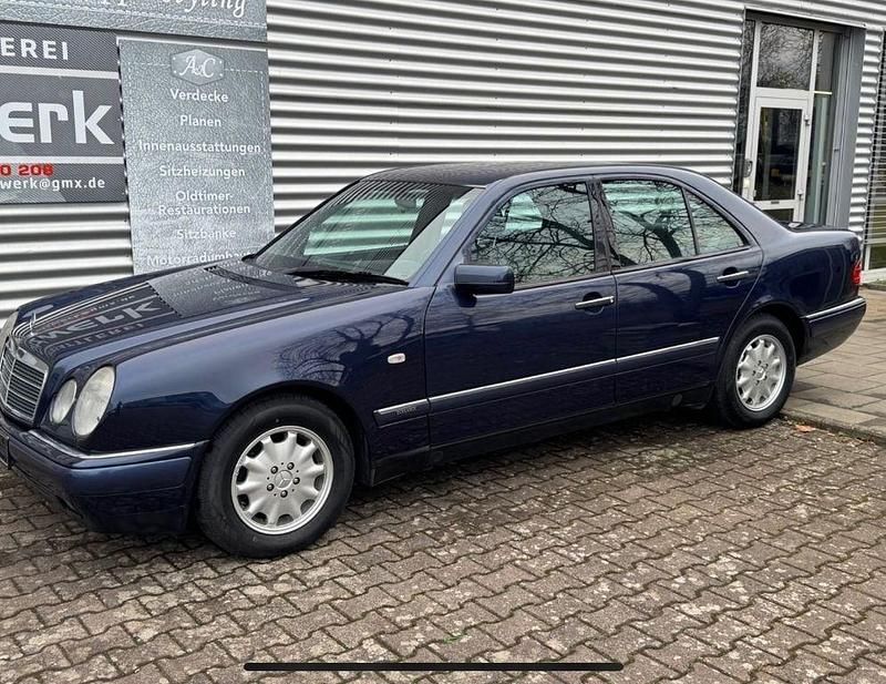 Blau Gebraucht 1996 Mercedes E300 Elegance Limousine | 16.500 € - Bild 1/4