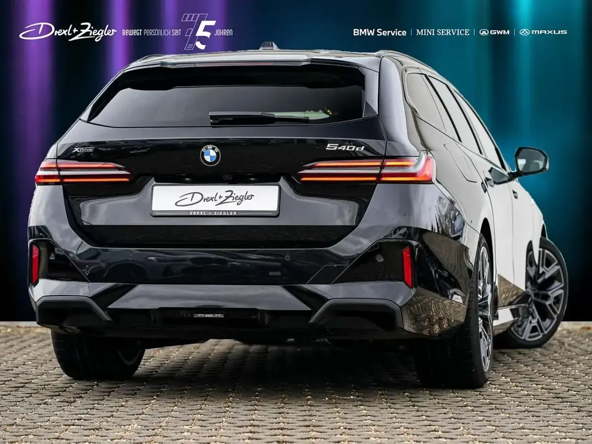 Gebraucht BMW 540 Comfort Edition 303 PS (222 kW) 2025 Saphirschwarzmetallic Kombi