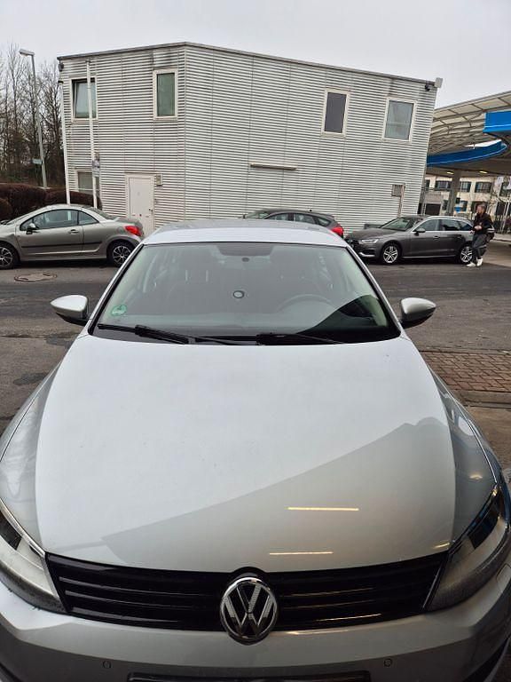 Silber Gebraucht 2011 VW Jetta Trendline Limousine | 5.900 € (Fairer Preis) - Bild 1/4