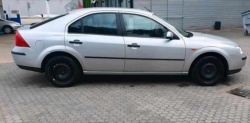Gebraucht Ford Mondeo 110 PS (80 kW) 2001 Silber Limousine