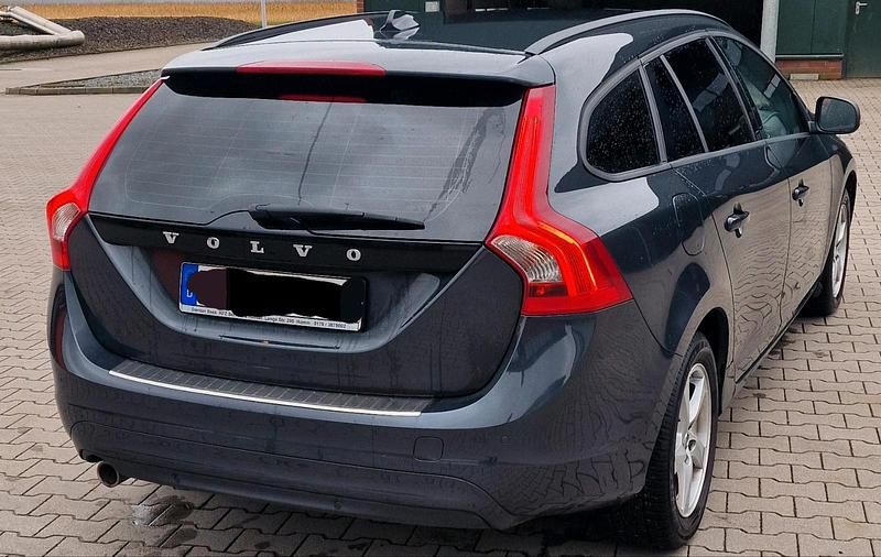 Gebraucht Volvo V60 Momentum 150 PS (110 kW) 2016 Grau Kombi