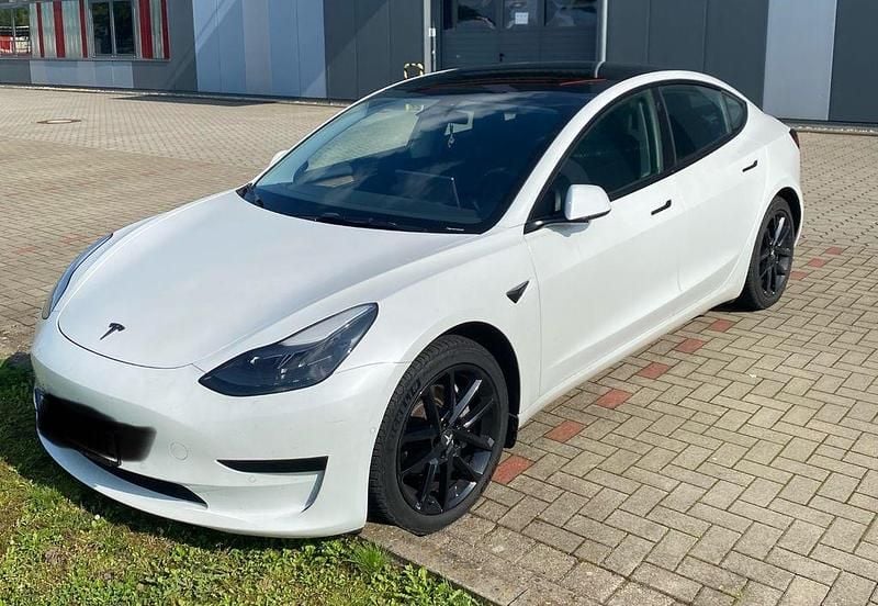Weiß Gebraucht 2021 Tesla Model 3 Standard Range Limousine | 21.900 € (Fairer Preis) - Bild 1/4