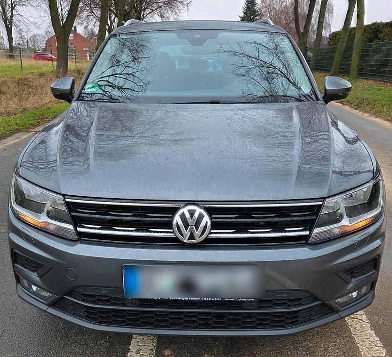 Grau Gebraucht 2017 VW Tiguan Sound SUV | 18.600 € (Etwas zu teuer) - Bild 1/4