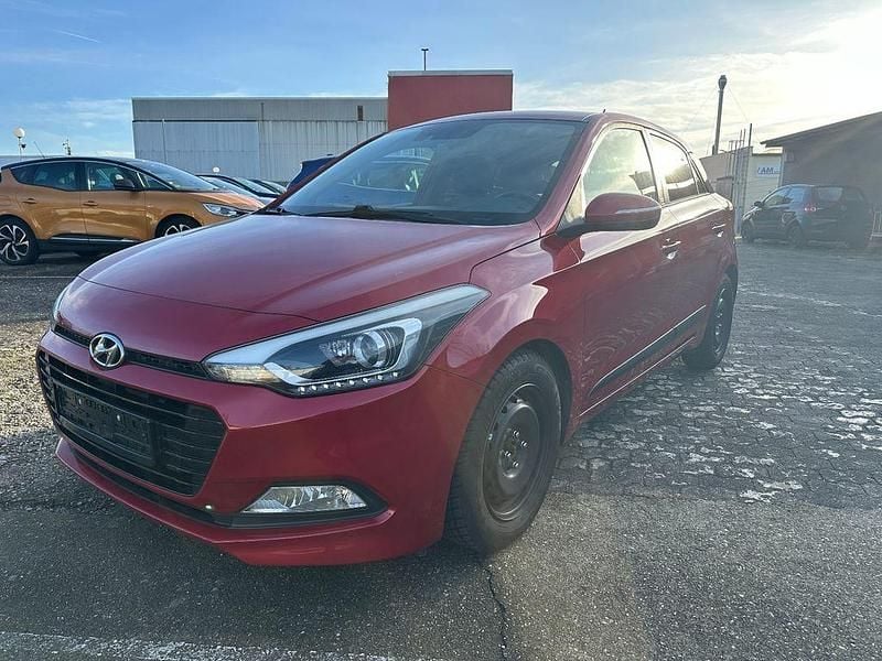 Gebraucht Hyundai i20 Classic 101 PS (74 kW) 2017 Rot Limousine