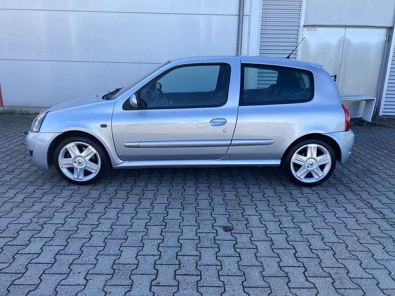 Gebraucht Renault Clio II 169 PS (124 kW) 2001 Silber Limousine