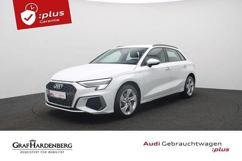 Gletscherweiß metallic Gebraucht 2023 Audi A3 Sportback e-tron S-Line Limousine | 33.380 € (Etwas zu teuer) - Bild 1/4