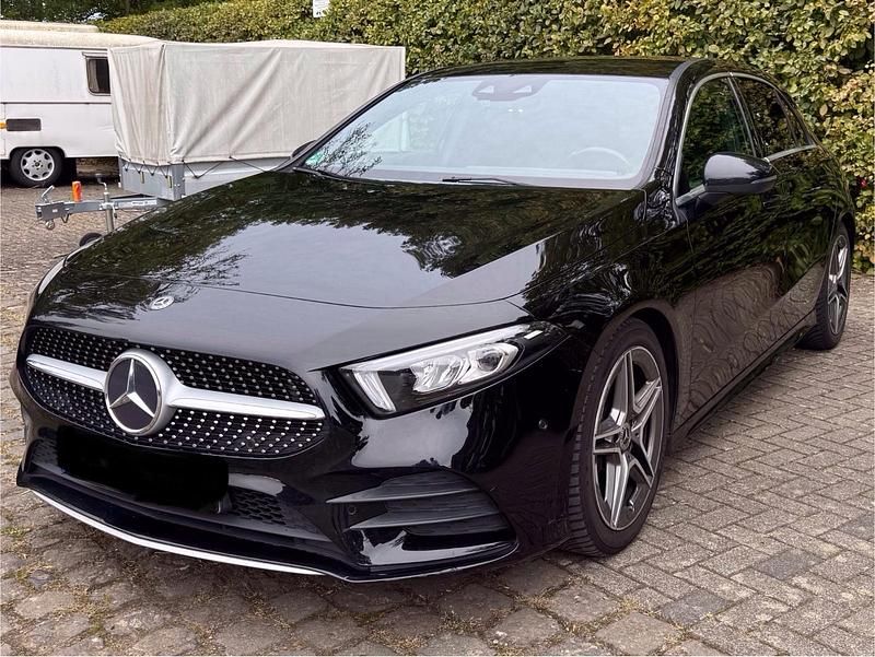 Schwarz Gebraucht 2019 Mercedes A180 AMG line Limousine | 17.990 € (Superpreis) - Bild 1/4