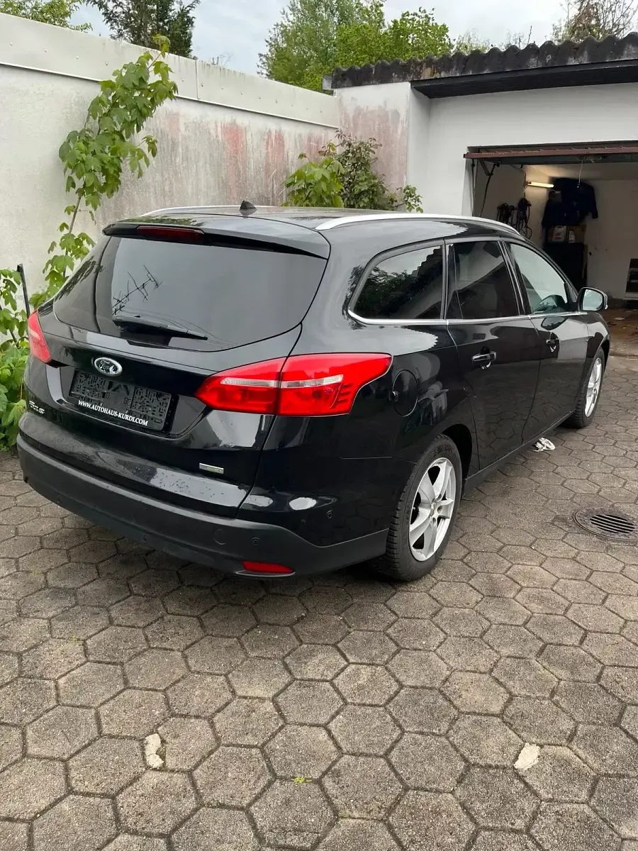 Käytetty Ford Focus 2015 Musta Sedan